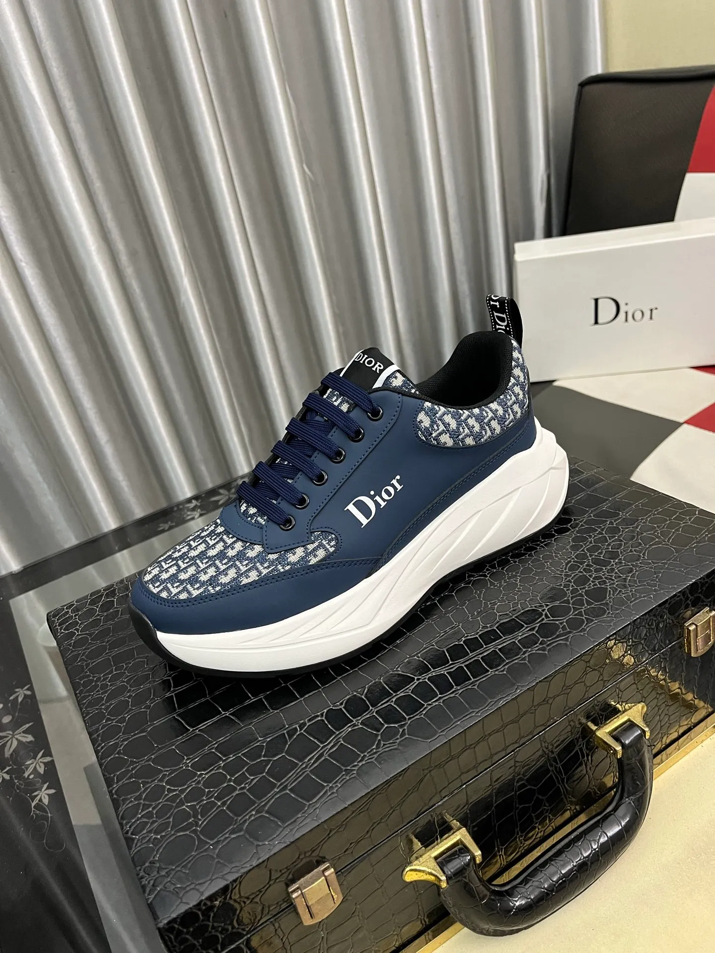 Ex-factory price: 438⌚️⌚️[Dior] Dior’s new men’s genuine leather casual shoes, the highest version on the market, any comparison is welcome🆚! The original leather has excellent texture and is super high-end! Fetal sheep net lining imported from Italy, removable pad! Luxurious materials and fine workmanship, highly recommended! Code number: 38-443️⃣Colors available